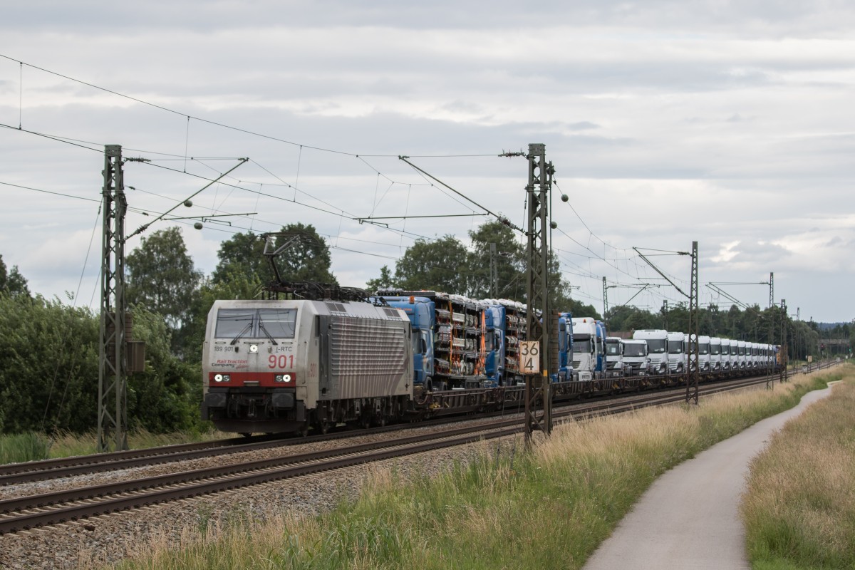 189 901 mit einem LKW-Zug am 21. Juni 2015 bei bersee.