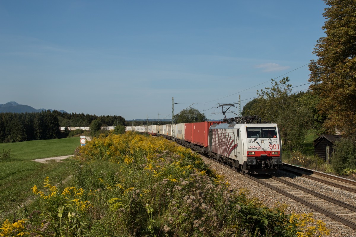 189 901 war mit dem  Ekol-Zug  am 12. September 2015 bei Grabensttt in Richtung Salzburg unterwegs.