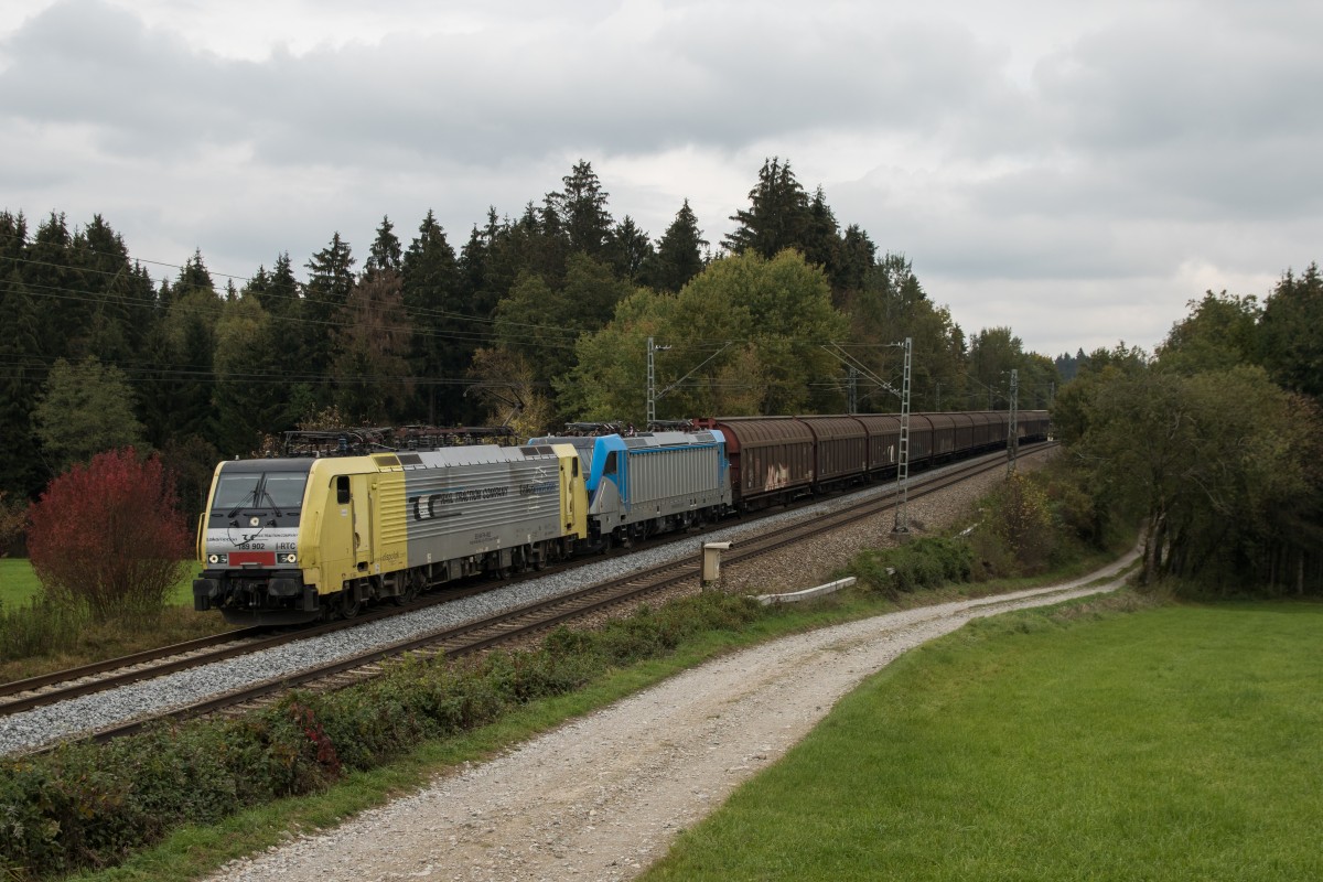 189 902 und 187 003 mit einem Ganzzug am 18. Oktober 2015 bei Sossau.