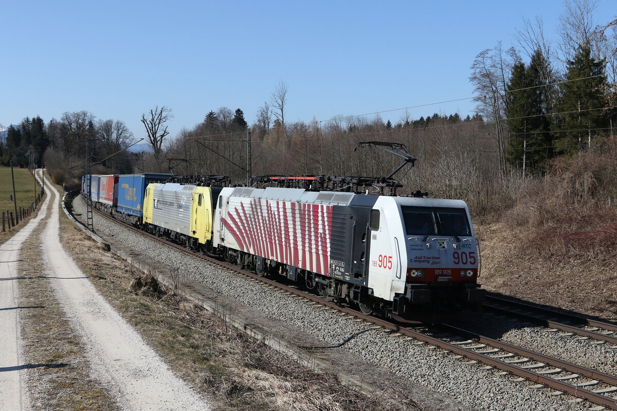 189 905 und 189 903 mit einem  KLV  aus Mnchen kommend am 3. Mrz 2022 bei Grabensttt im Chiemgau.