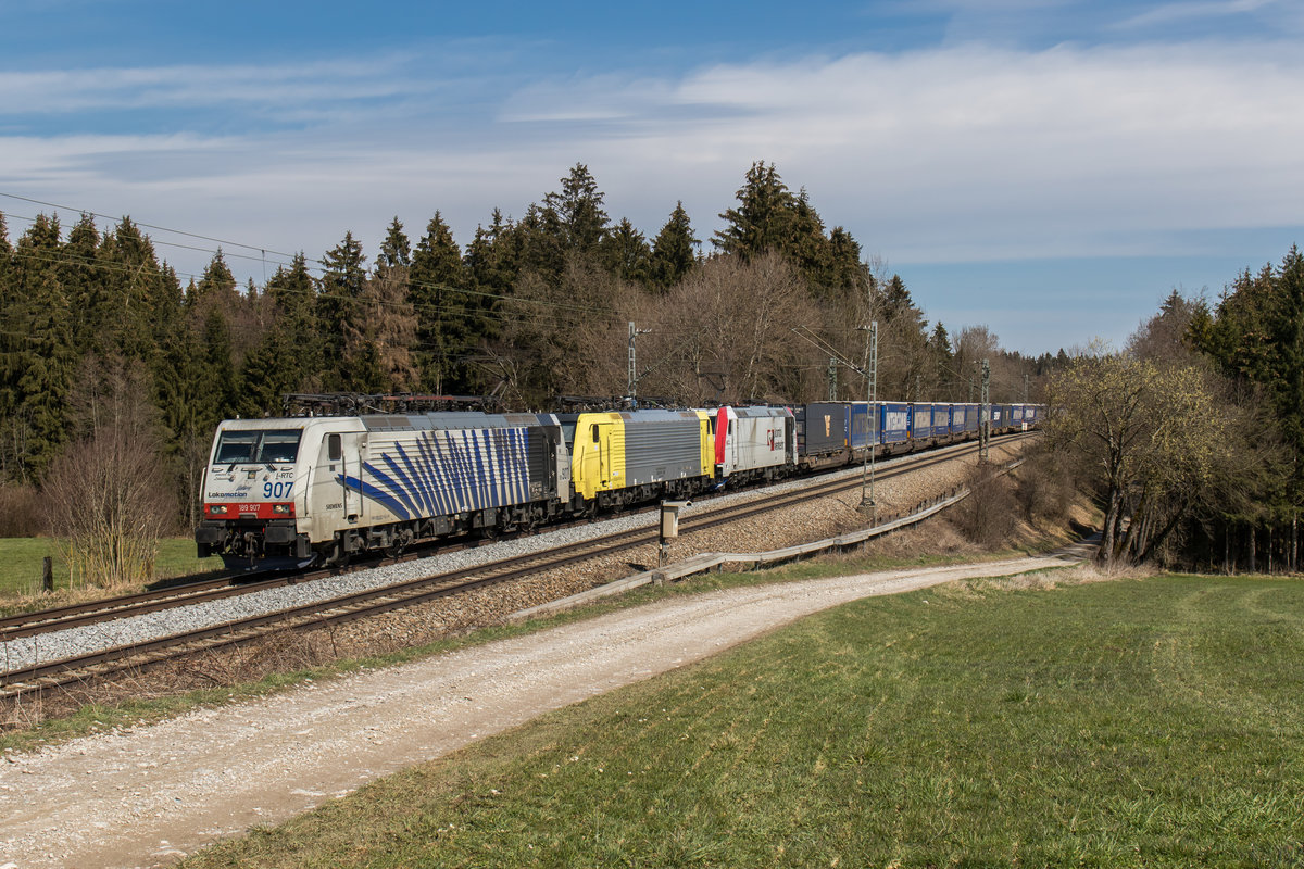 189 907, 189 920 und 185 665 waren am 28. Mrz 2016 mit dem  Intercombi -Zug bei Sossau in Richtung Mnchen unterwegs.