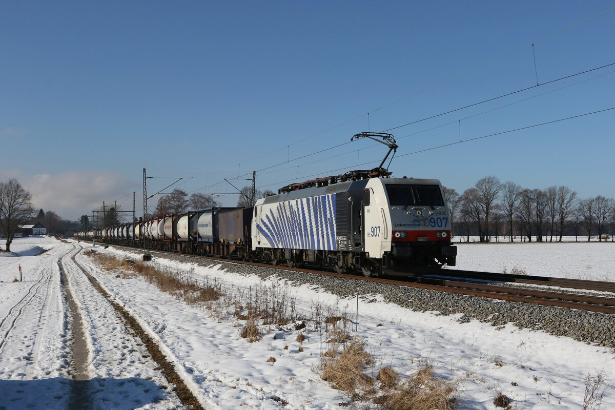 189 907 war mit einem  KLV  aus Mnchen kommend in Richtung Salzburg unterwegs. Aufgenommen am 24. Januar 2022 bei bersee am Chiemsee.