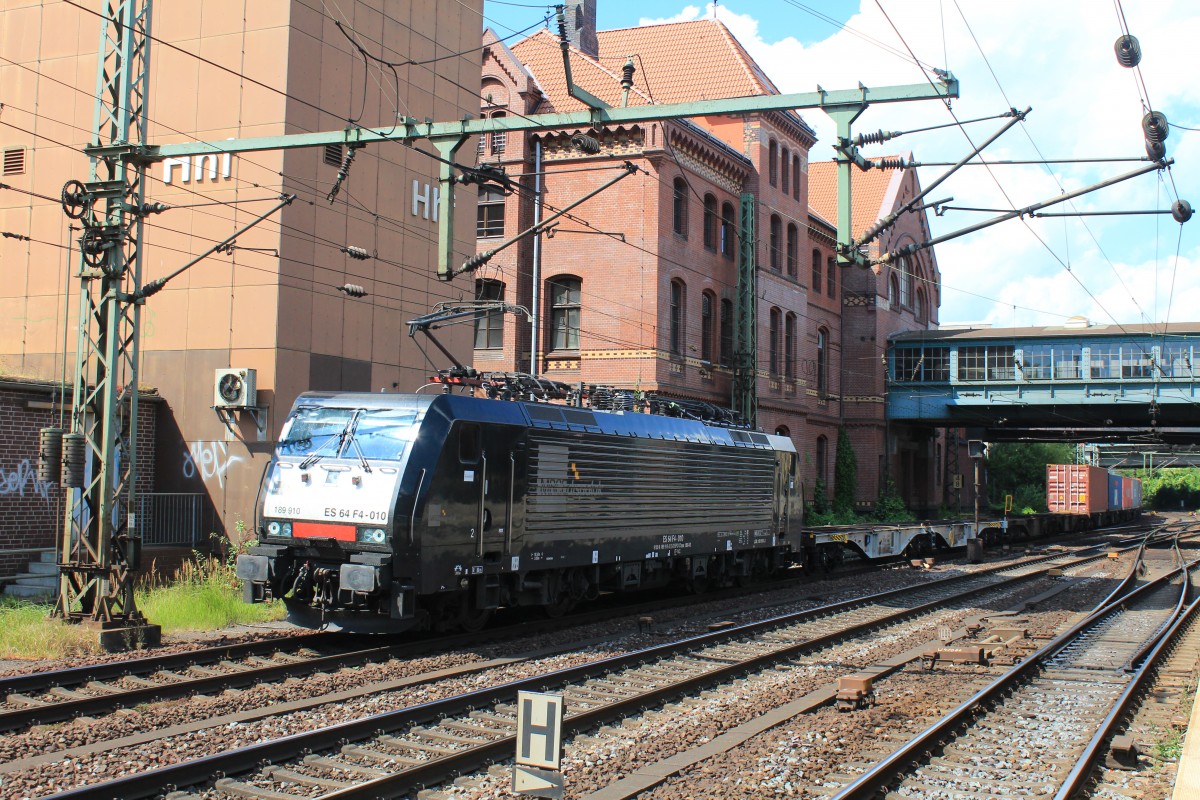 189 910 mit einem Containerzug am 31. Juli 2013 in Hamburg-Harburg.