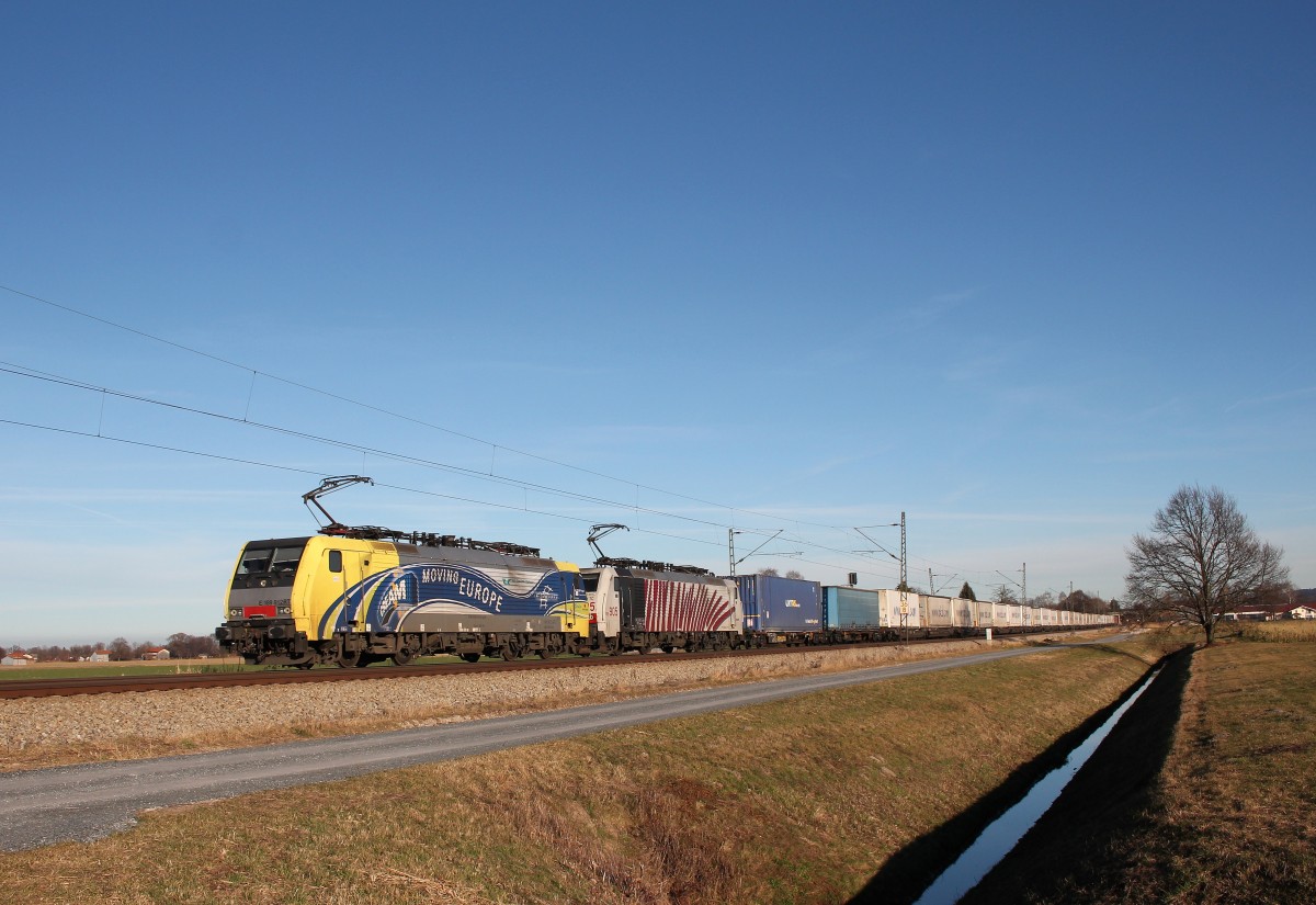 189 912 und 189 905 mit dem  Ekol-Zug  am 28. Dezember 2015 aus Salzburg kommend bei bersee.