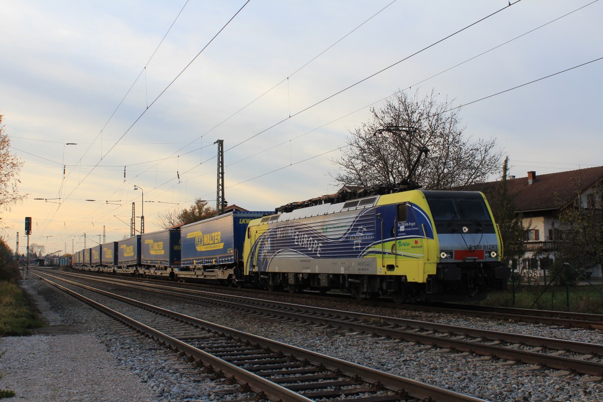 189 912 steht am 9. November 2012 mit dem  Walter-Zug  im Bahnhof von bersee auf dem Ausweichgleis.