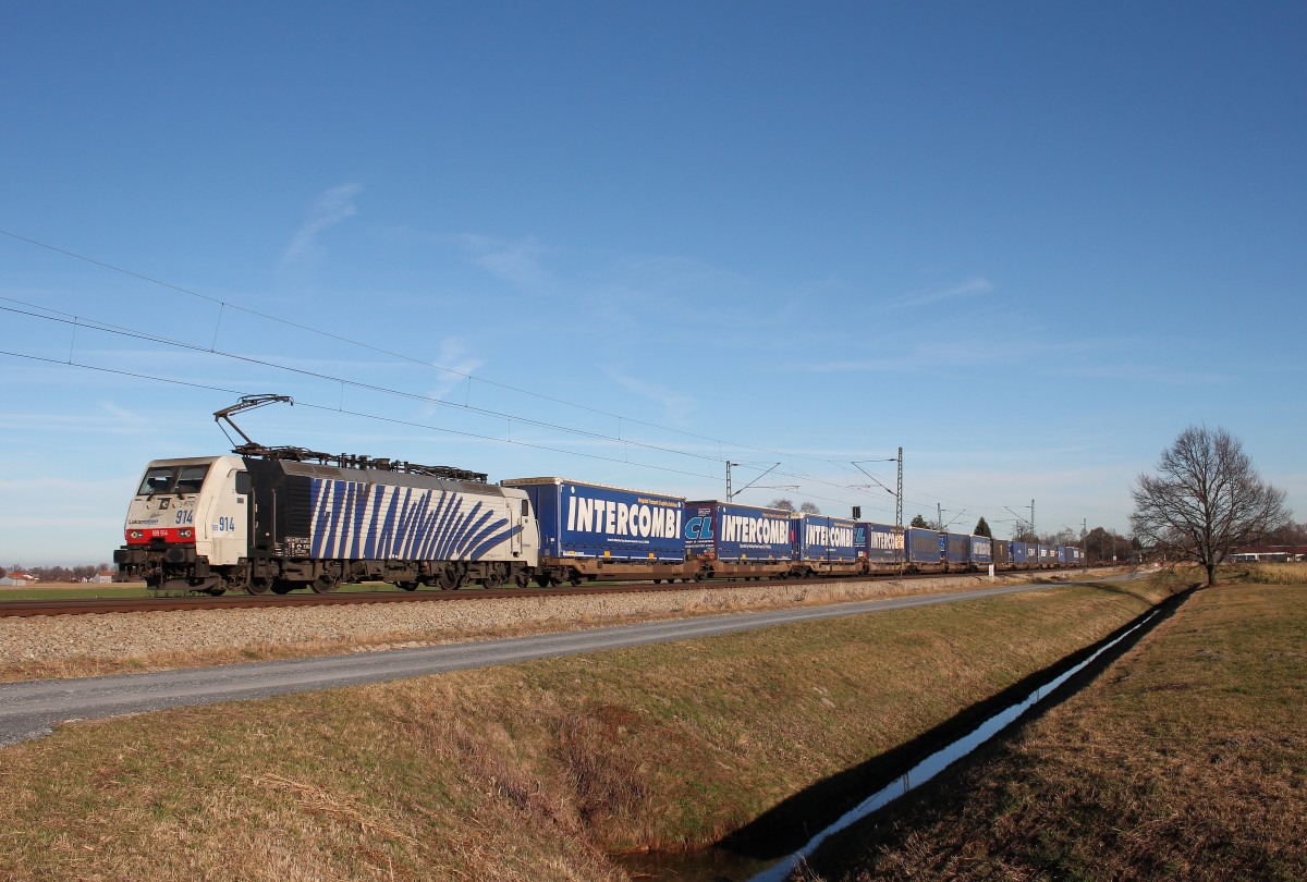 189 914 mit dem  Intercombi-Zug  am 28. Dezember 2015 bei bersee am Chiemsee.