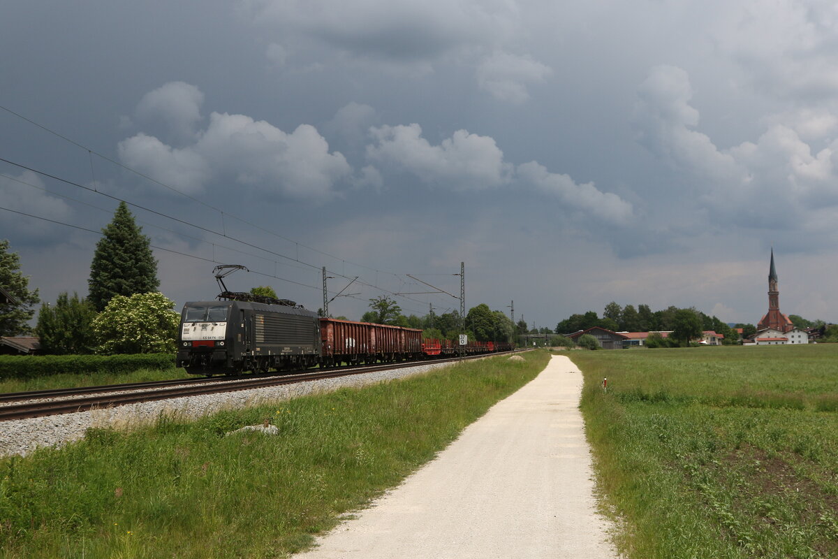 189 924 mit einem Stahlzug vor einer Gewitterfront am 10. Juni 2021 bei bersee am Chiemsee.