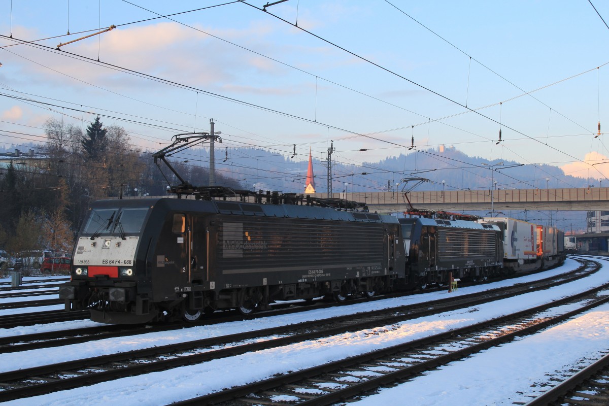 189 986 und 189 458 am 30. November 2013 im Bahnhof von Kufstein/Tirol.