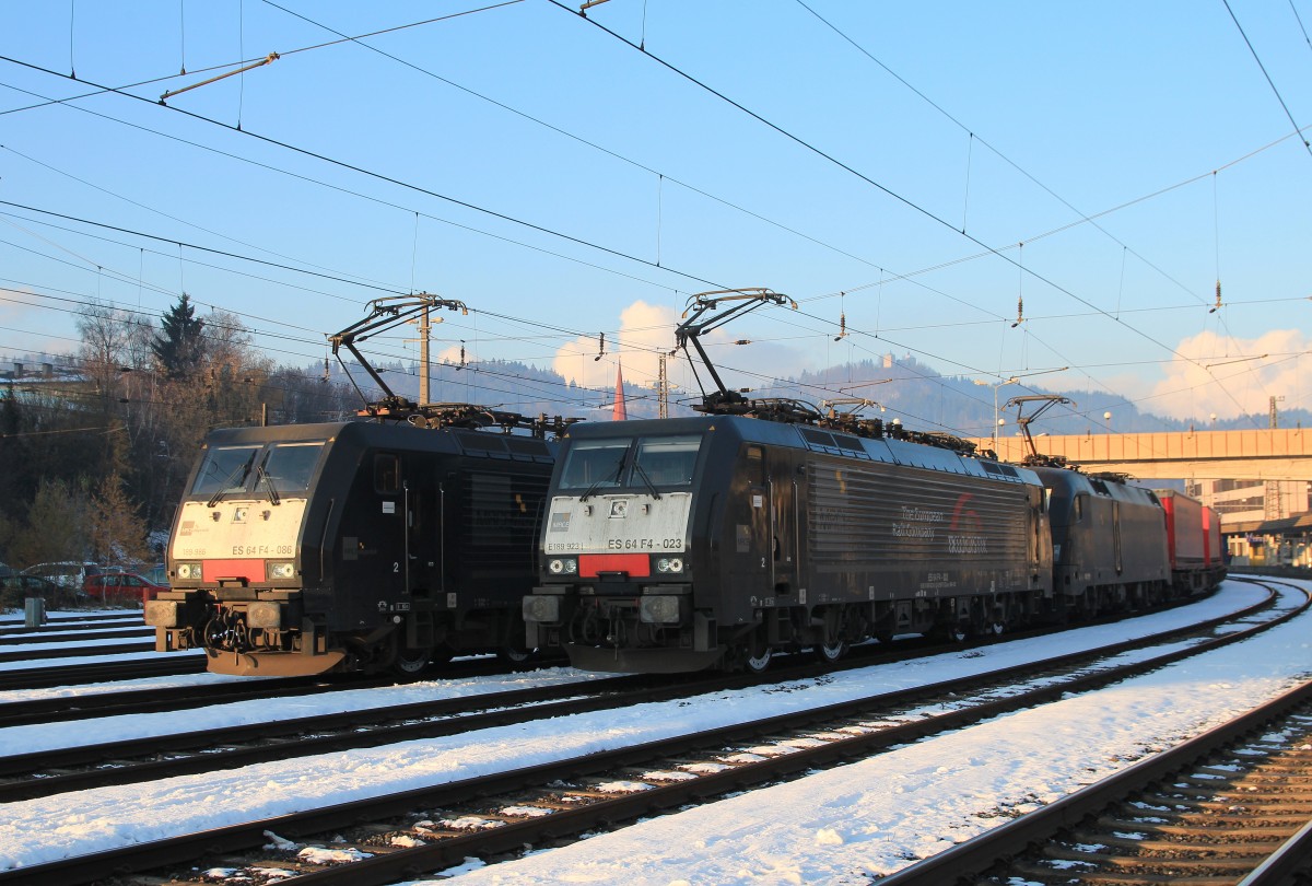 189 986 und 189 923 stehen am 30. November 2013 nebeneinander im Bahnhof von Kufstein. Hinter 189 923 befindet sich noch 182 597-5.