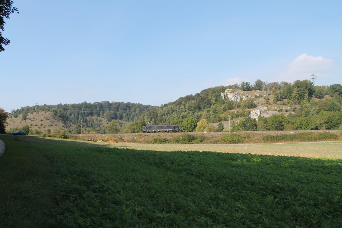 189 990 kommt als Lz Fahrt in Richtung Ingolstadt und erreicht gleich den Esslinger Tunnel. 24.09.16