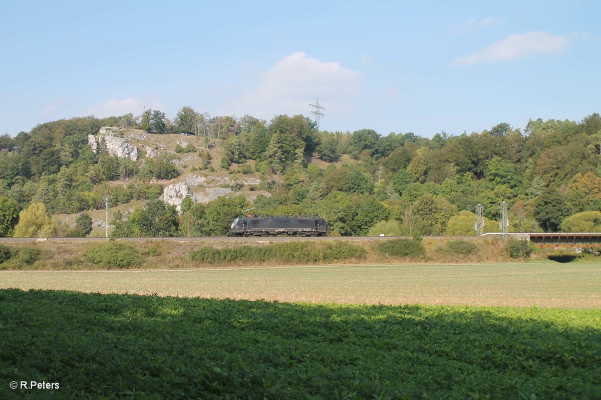 189 990 kommt als Lz Fahrt in Richtung Ingolstadt und erreicht gleich den Esslinger Tunnel. 24.09.16