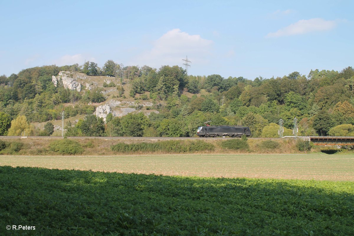 189 990 kommt als Lz Fahrt in Richtung Ingolstadt und erreicht gleich den Esslinger Tunnel. 24.09.16