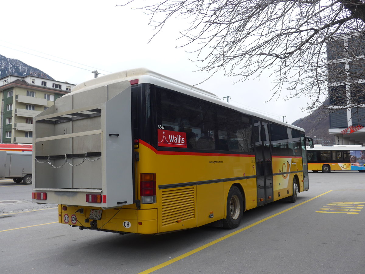 (189'044) - PostAuto Wallis - VS 241'975 - Setra am 3. Mrz 2018 beim Bahnhof Brig