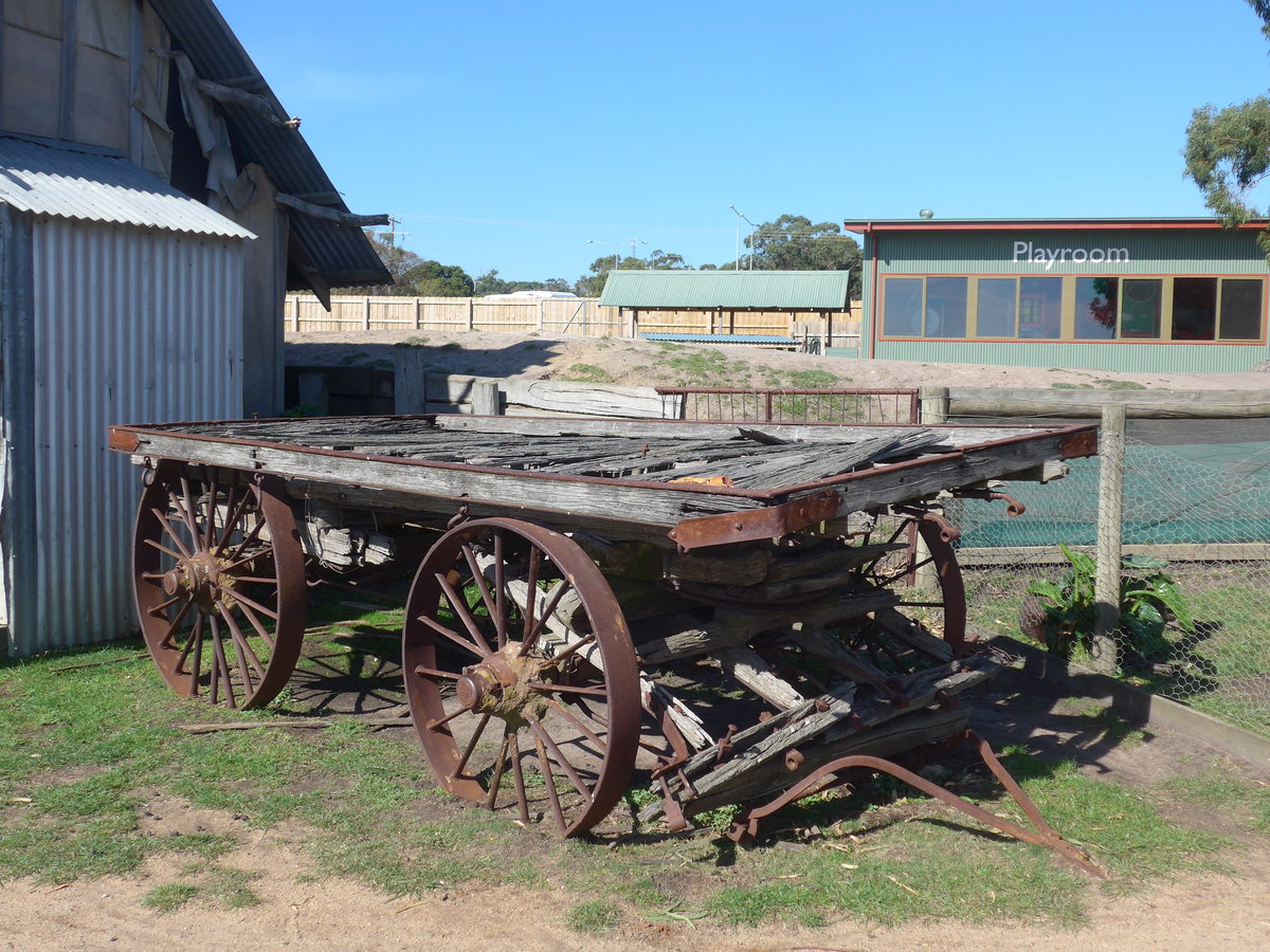(190'262) - Alter Wagen am 18. April 2018 im Animal Park von Grantville