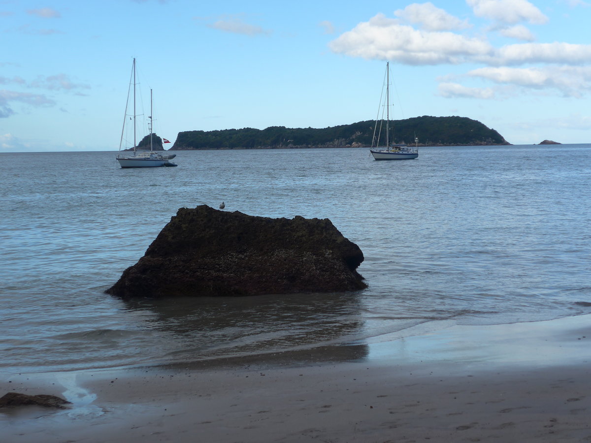 (190'568) - Insel mit zwei Segelbooten am 20. April 2018 bei Hahei Beach