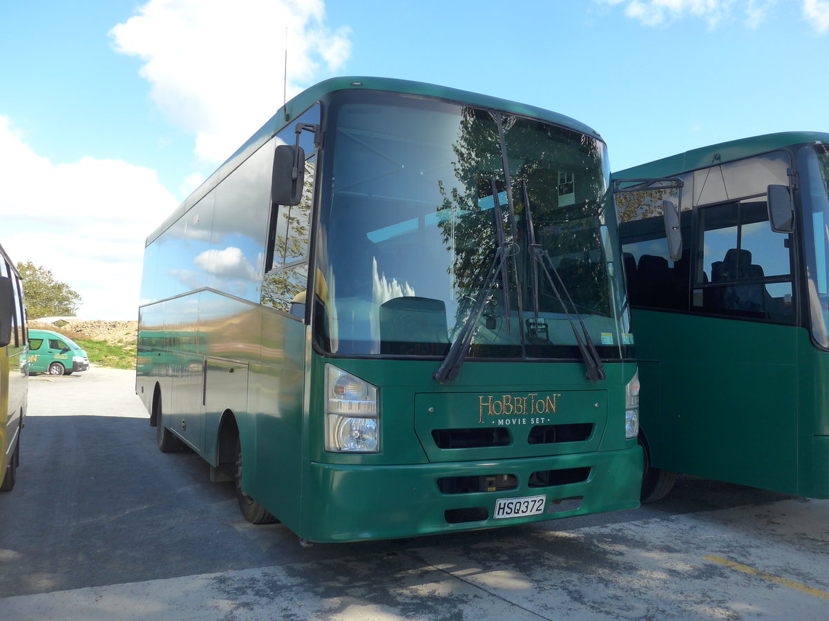 (190'854) - Hobbiton, Matamata - Nr. 7/HSQ372 - Isuzu/KiwiBus am 22. April 2018 in Hinuera, Hobbiton