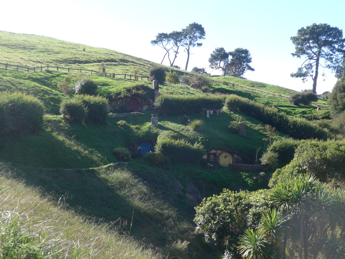 (190'903) - Hobbiton-Landschaft mit H�usern am 22. April 2018 bei Hinuera