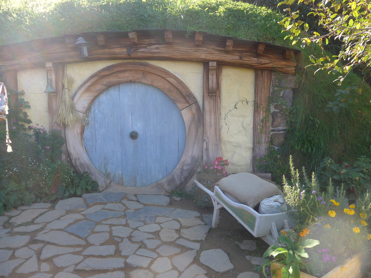 (190'908) - Hobbiton-Haus am 22. April 2018 bei Hinuera