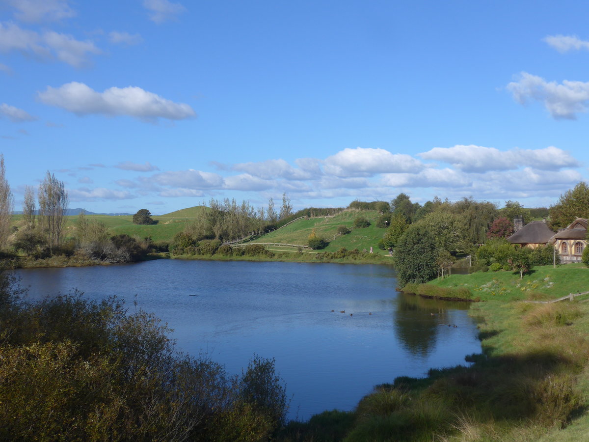 (190'961) - Hobbiton-Landschaft mit See am 22. April 2018 bei Hinuera