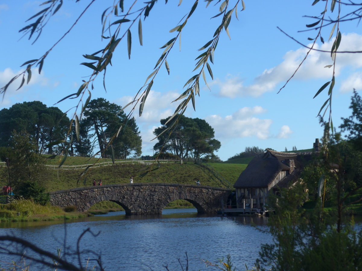(190'984) - Hobbiton-Landschaft mit See und B�umen am 22. April 2018 bei Hinuera