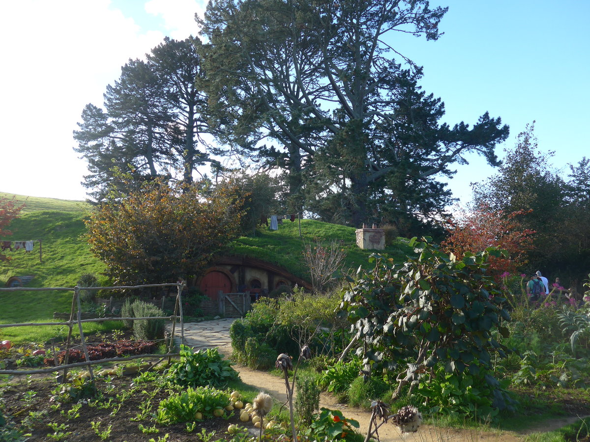 (190'992) - Hobbiton-Haus mit B�umen am 22. April 2018 bei Hinuera