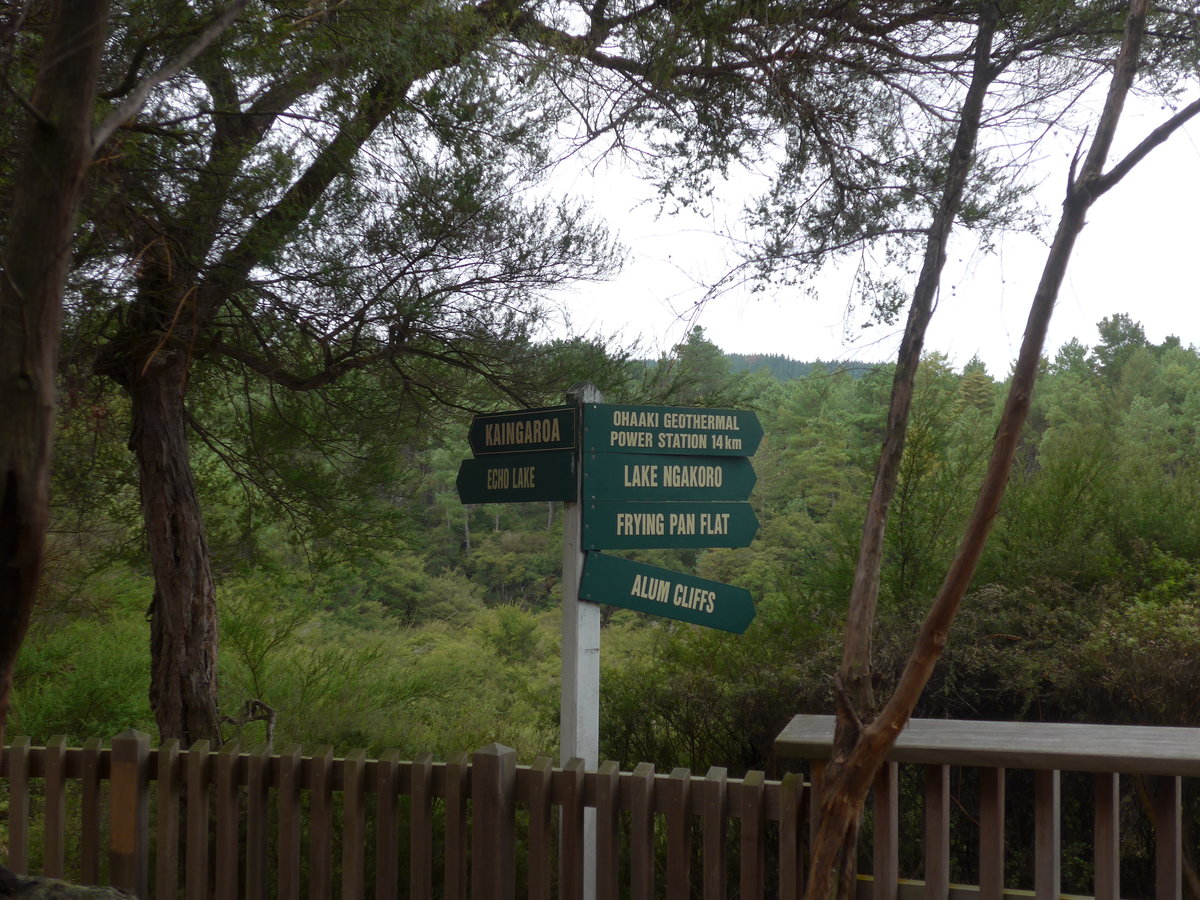 (191'086) - Wegweiser im Wai-O-Tapu Thermal Wonderland am 23. April 2018 bei Rotorua