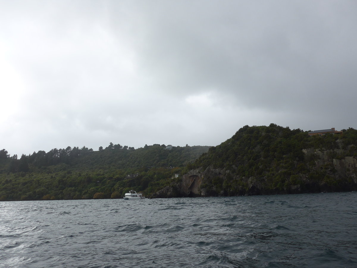 (191'257) - Schiff auf dem Lake Taupo beim Maori-Felsen am 24. April 2018 bei Taupo