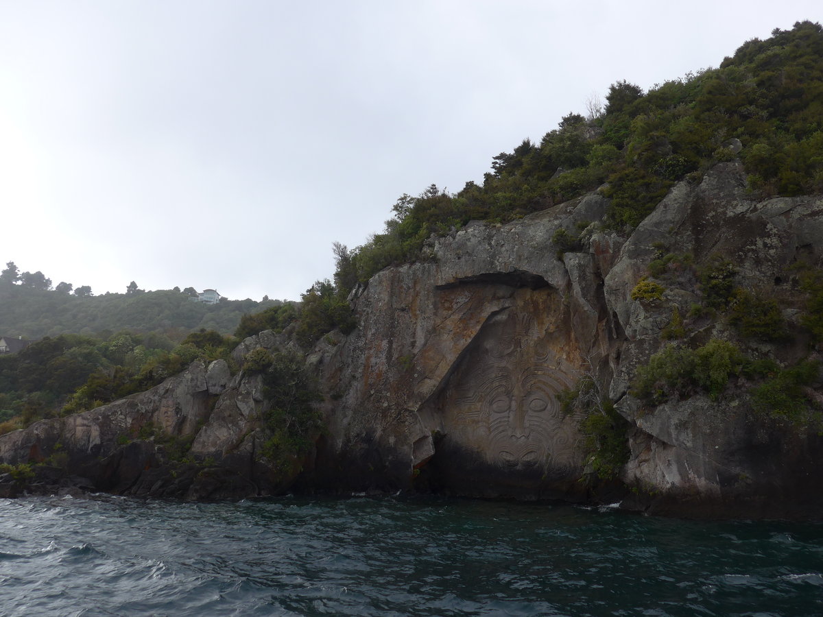 (191'262) - Der Maori-Felsen im Lake Taupo am 24. April 2018 bei Taupo