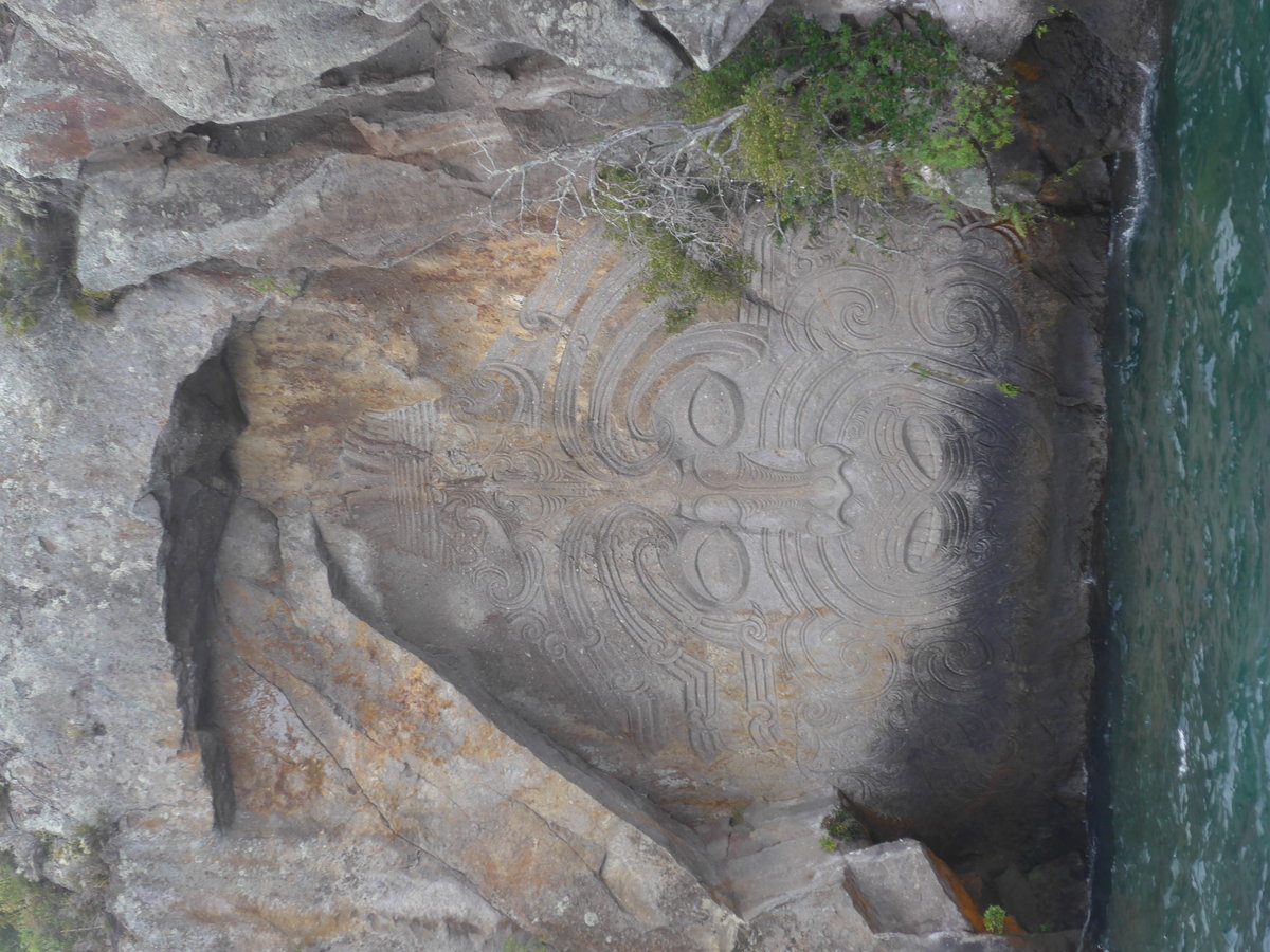 (191'265) - Der Maori-Felsen im Lake Taupo am 24. April 2018 bei Taupo