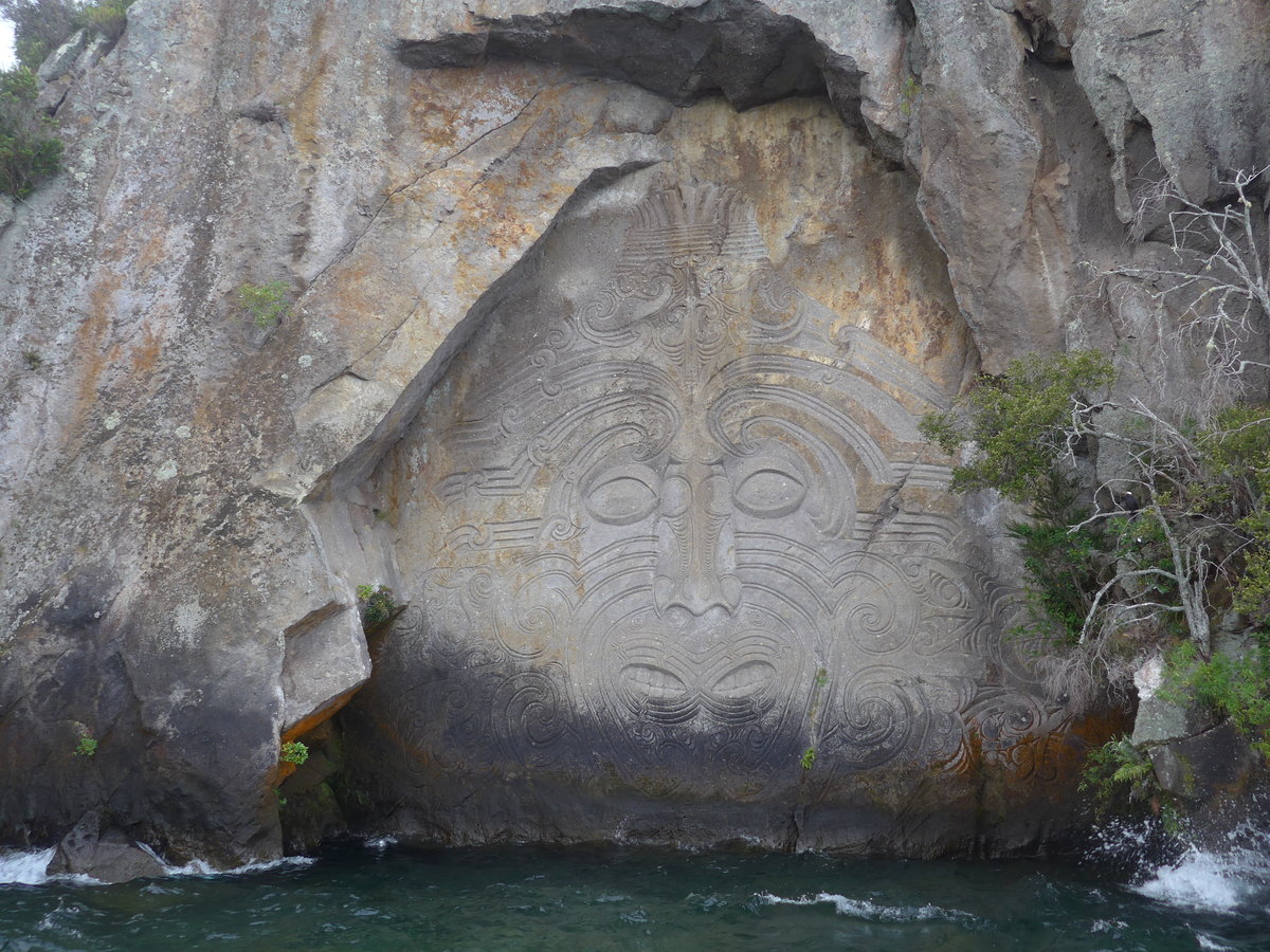 (191'271) - Der Maori-Felsen im Lake Taupo am 24. April 2018 bei Taupo