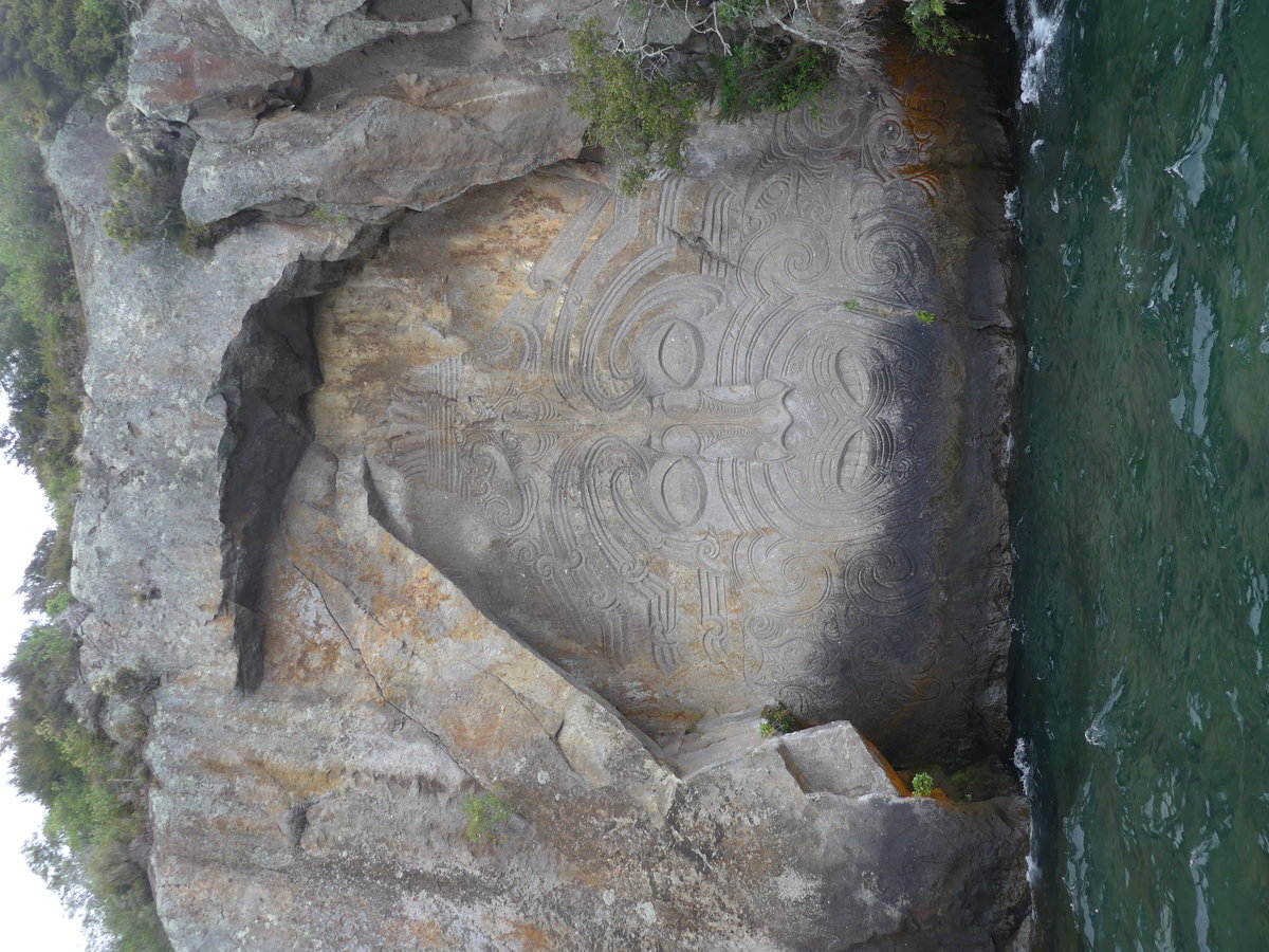 (191'272) - Der Maori-Felsen im Lake Taupo am 24. April 2018 bei Taupo