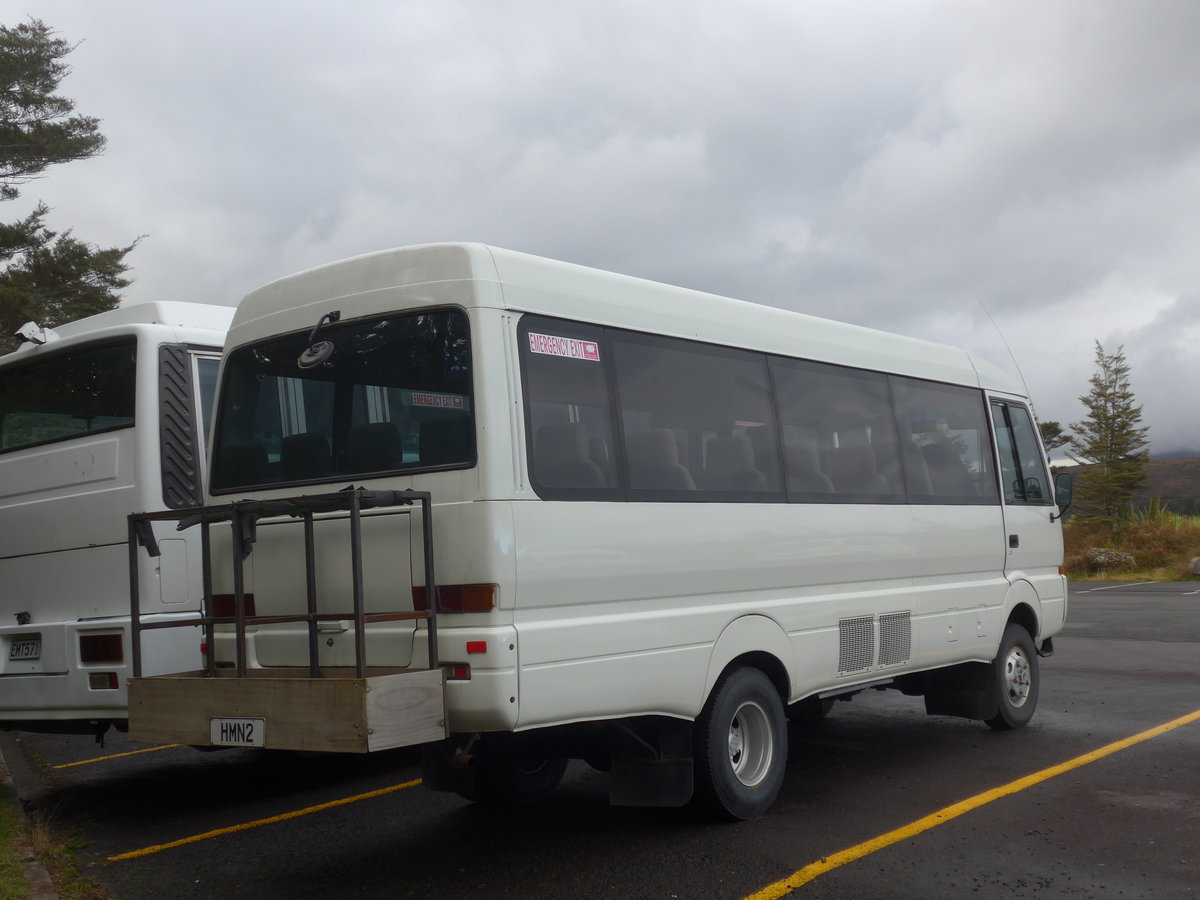 (191'291) - Roam, Tongariro - HMN2 - Mitsubishi am 24. April 2018 in Whakapapa, Bus Parkplatz