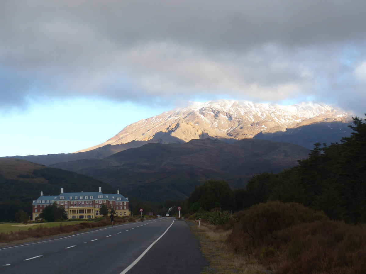 (191'306) - Das Chateau Tongariro und der Mount Ruapehu am 24. April 2018 in Whakapapa