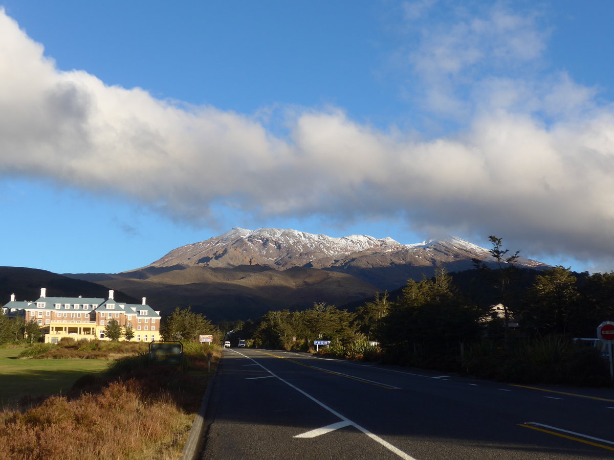 (191'307) - Das Chateau Tongariro und der Mount Ruapehu am 24. April 2018 in Whakapapa