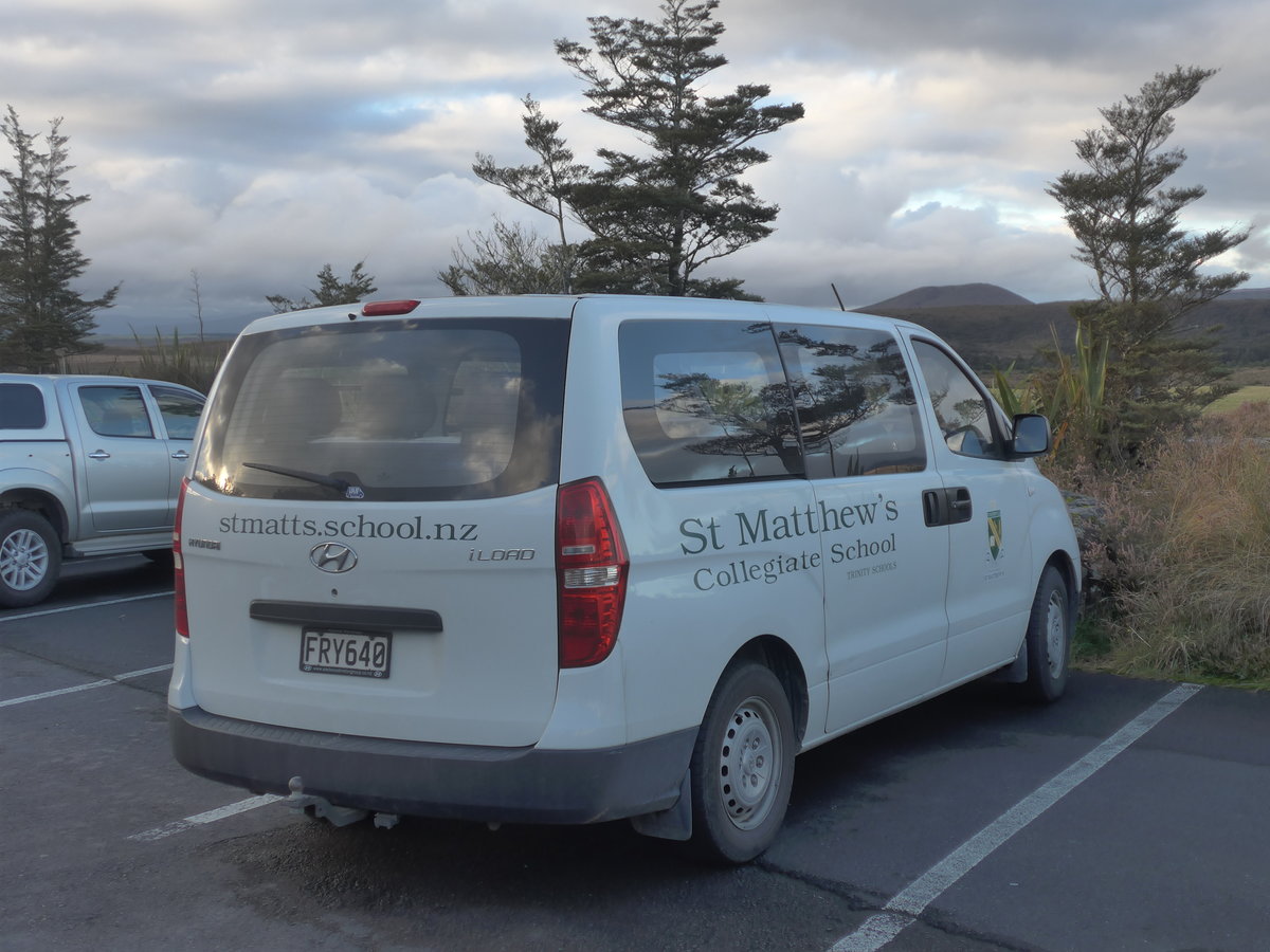 (191'310) - St. Matthew's School, Masterton - FRY640 - Hyundai am 24. April 2018 in Whakapapa, Bus Parkplatz