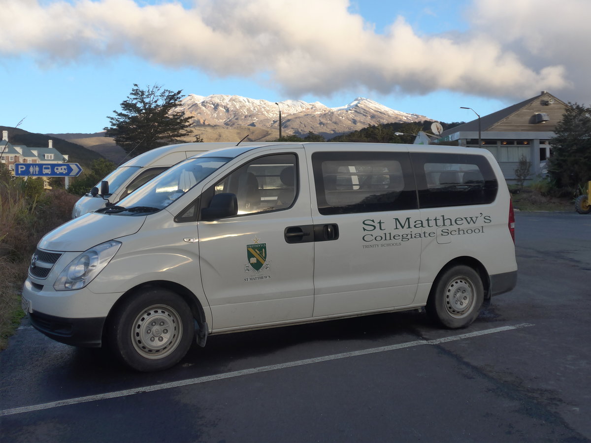 (191'311) - St. Matthew's School, Masterton - FRY640 - Hyundai am 24. April 2018 in Whakapapa, Bus Parkplatz