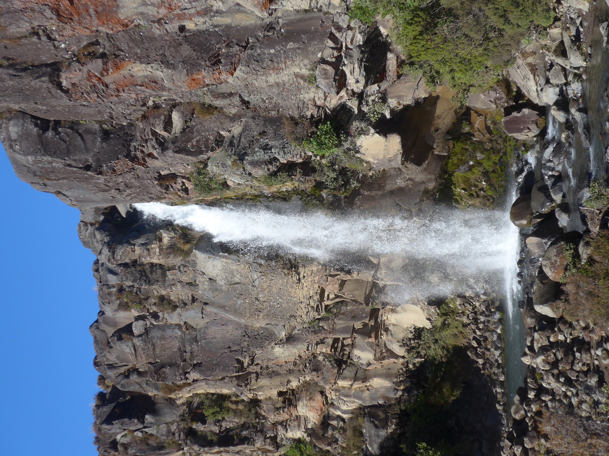 (191'337) - Der Taraniki-Wasserfall am 25. April 2018 bei Whakapapa