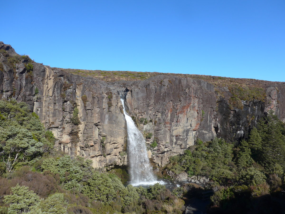 (191'353) - Der Taraniki-Wasserfall am 25. April 2018 bei Whakapapa
