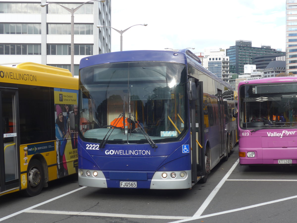 (191'598) - GO Wellington - Nr. 2222/FJQ565 - Scania/Designline am 27. April 2018 beim Bahnhof Wellington