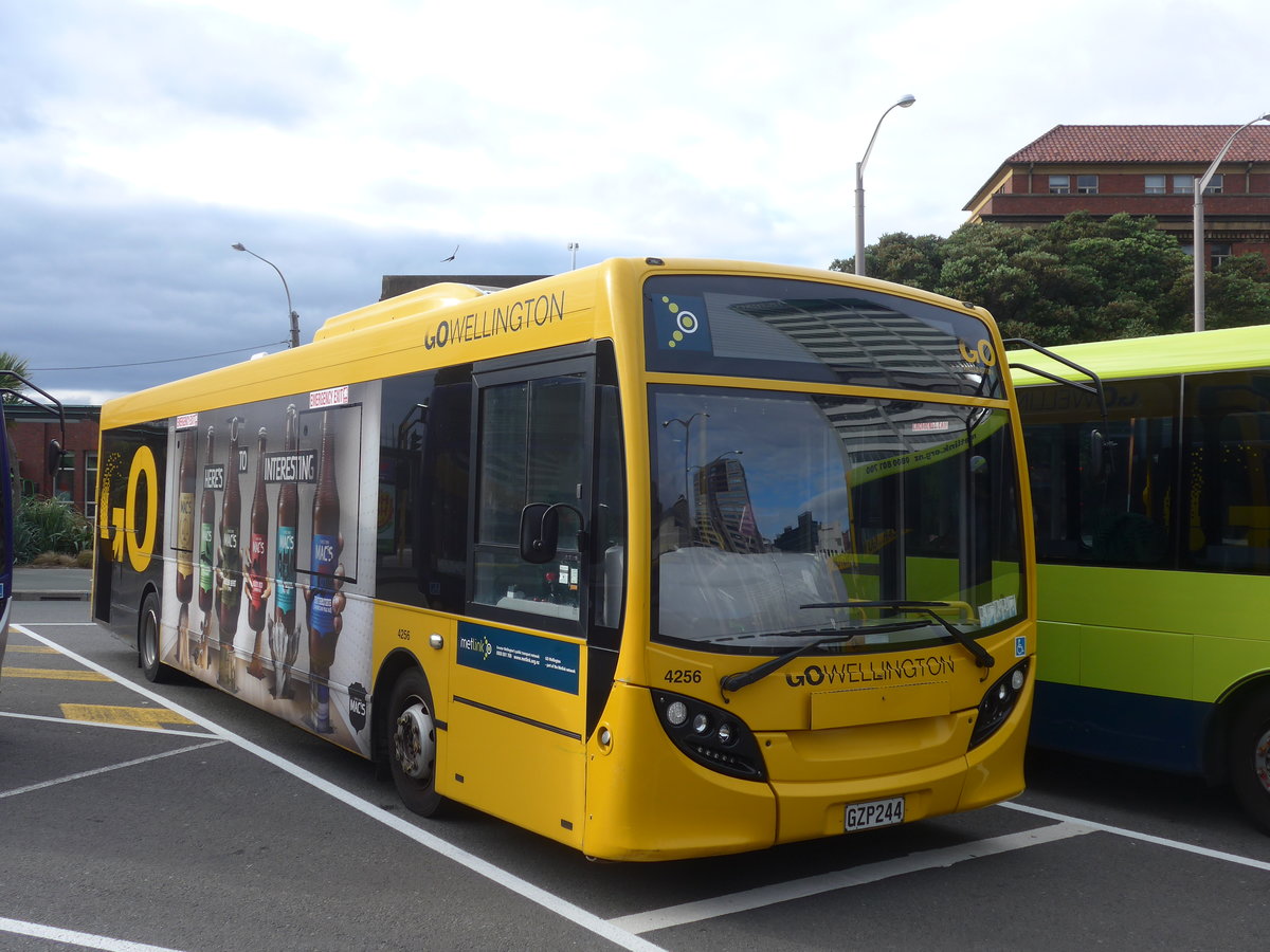 (191'602) - GO Wellington - Nr. 4256/GZP244 - Alexander Dennis/KiwiBus am 27. April 2018 beim Bahnhof Wellington