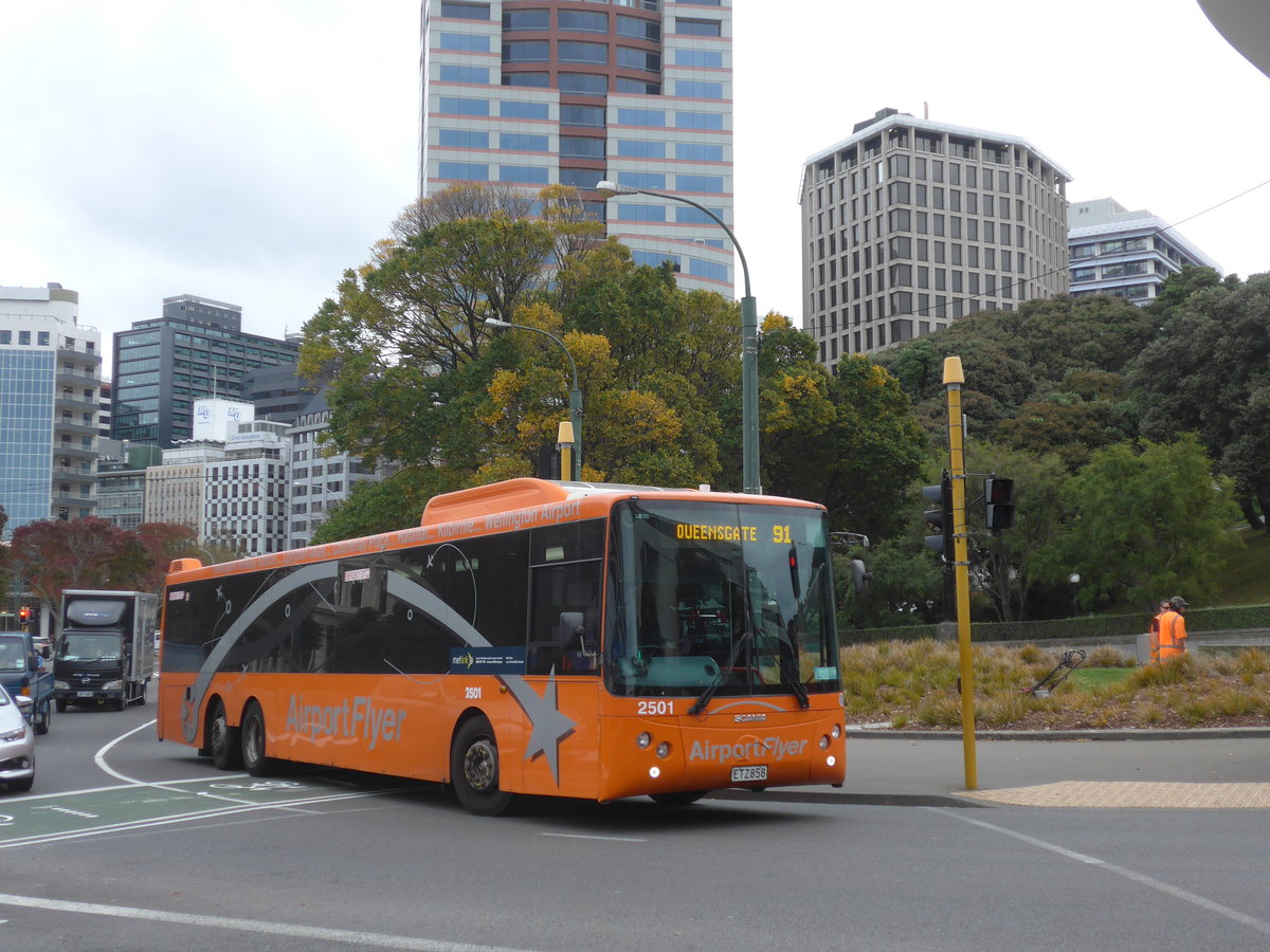 (191'660) - Airport Flyer, Wellington - Nr. 2501/ETZ858 - Scania/KiwiBus am 27. April 2018 beim Bahnhof Wellington