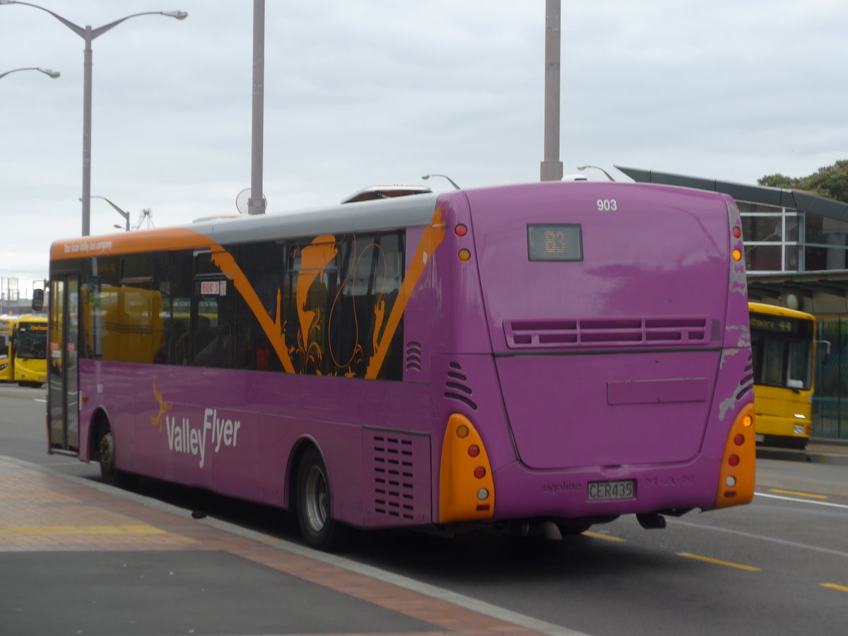 (191'675) - Valley Flyer, Wellington - Nr. 903/CER435 - MAN/Designline am 27. April 2018 beim Bahnhof Wellington