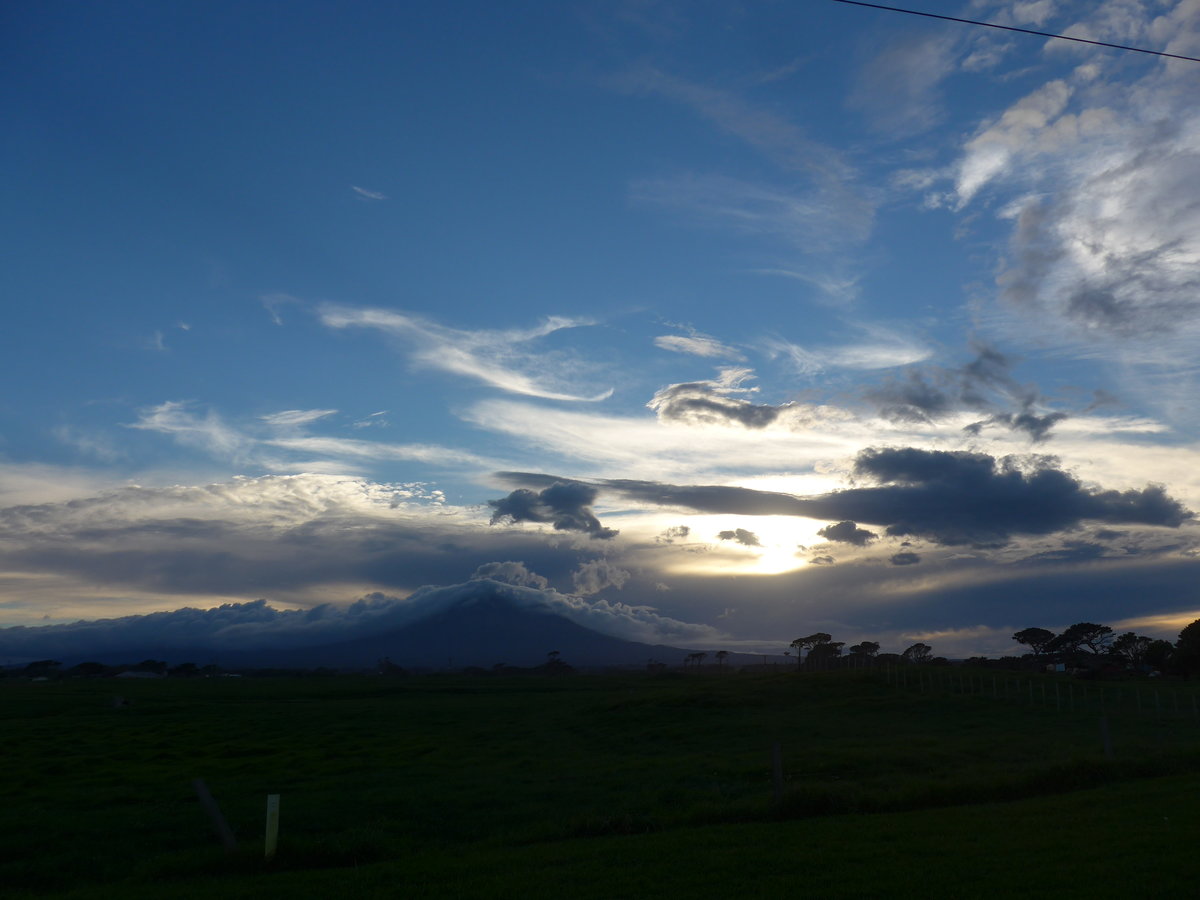 (191'843) - Der Mount Taranaki am 29. April 2018 von Opunake aus