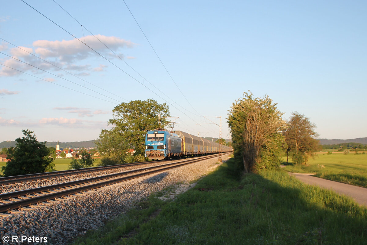 192 061-0 zieht mit einem ARS Altmann bei Plling. 14.05.24