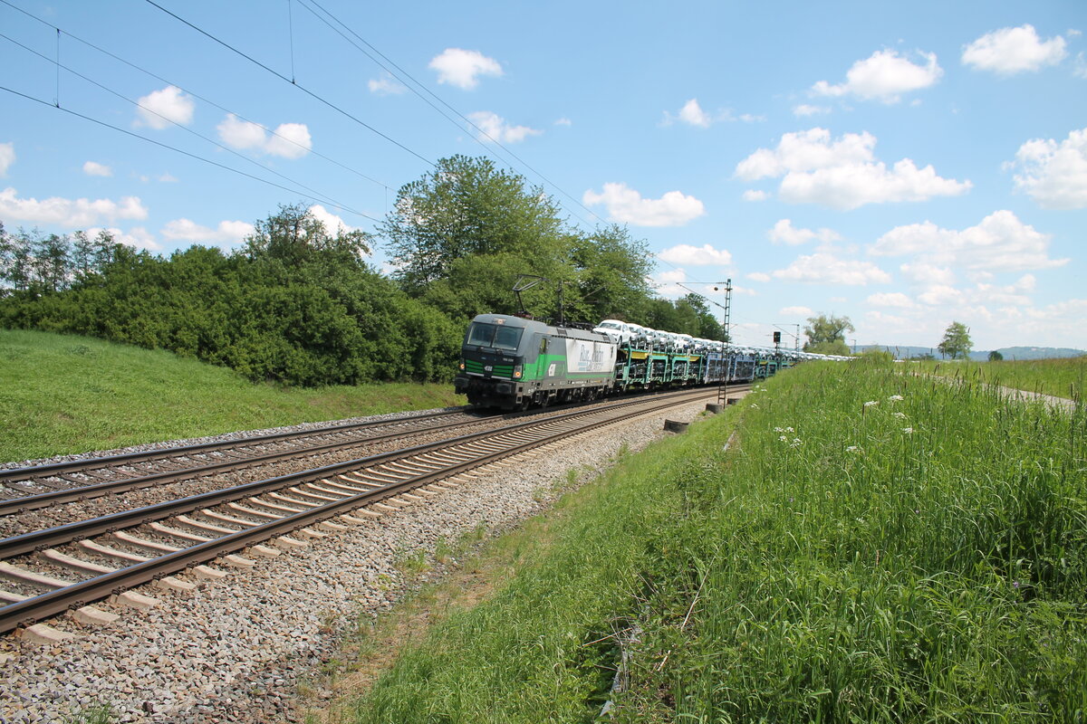 192 229-2 zieht mit einem Autotransportzug ARS Altmann bei Pölling in Richtung Nürnberg. 14.05.24