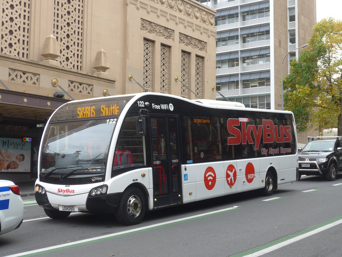 (192'039) - SkyBus, Auckland - Nr. 122/JSR265 - Optare am 30. April 2018 in Auckland