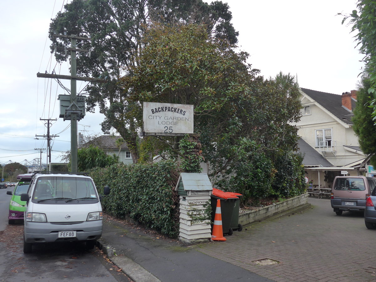 (192'147) - Backpackers City Garden Lodge und Nissan - FEF88 - am 30. April 2018 in Auckland