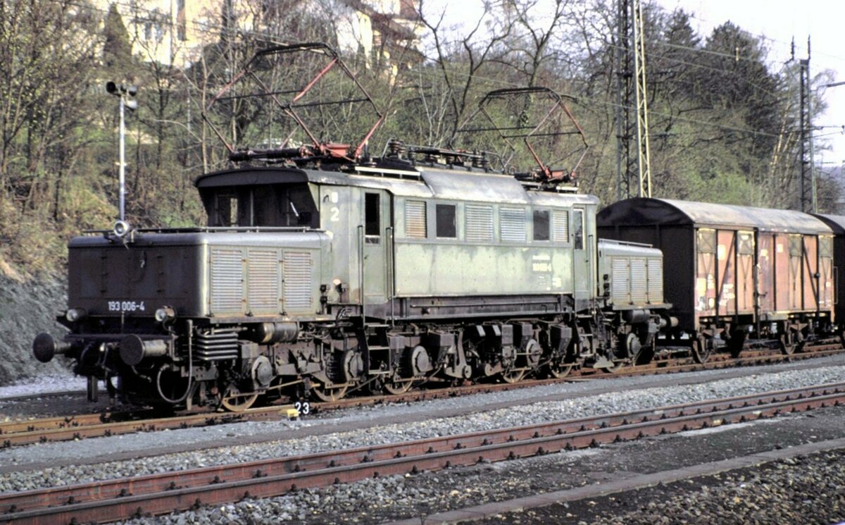 193 006-4 mit Stückgut-Express Wagen in Geislingen Steige am 23.04.1982.