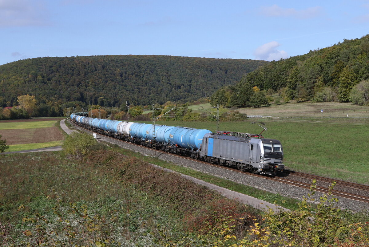 193 091 mit einem Kesselwagenzug aus Gemnden kommend am 11. Oktober 2022 bei Harrbach.