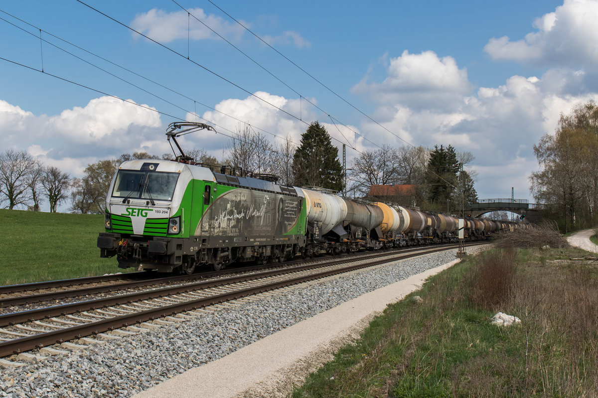 193 204 mit einem Kesselwagenzug am 10. April 2016 bei bersee am Chiemsee.